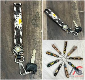 Nuevo Llavero Artesanal de Cuero Genuino de Vaca con Correa para Muñeca, Diseño Floral de Girasol con Concho y Clip para Llaves, Estilo Western, Regalo - Product Image 1