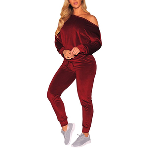 Ensemble 2 pièces pour femme : Sweat à capuche décontracté en velours imprimé, épaules dénudées, et pantalon de jogging avec logo frontal – Collection Automne – Grande Vente - Product Image 2