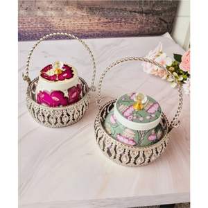 Pot de rangement en métal blanc de style nordique |   Pot à fruits et en-cas à motifs floraux roses |   Pot de rangement pour bonbons avec couvercle en verre orné d'éléments dorés - Product Image 6