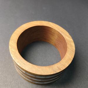 Bracelet en bois de qualité supérieure avec incrustation triple couche de nacre - Bracelet artisanal de luxe en coquillage et bois - Élégant - Product Image 5