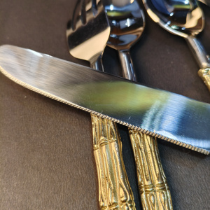 Ensemble de couverts en or orné de 5 pièces comprenant une fourchette, un couteau à fromage incurvé, une petite cuillère, un épandeur et une grande cuillère. - Product Image 6