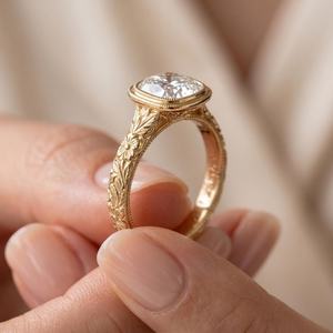 Anillo Art Deco con Diamante de Corte Cojín de 1.00CT y Grabado Floral para Mujer, Oro Sólido de 14K, Regalo Sorpresa de Aniversario para Novia - Product Image 3