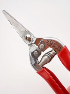 Tijeras de Podar de Jardín de Acero Inoxidable de Grado Industrial con Hojas Serradas, Mango Negro y Azul de 190 mm, Multiusos para el Cuidado de Plantas y Flores - Product Image 4