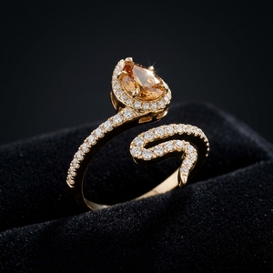 Anillo de oro amarillo chapado de 10k, 14k, 18k con circonita cultivada en laboratorio, diseño de serpiente cruzada, corte de pera, corte de piedra champán y halo de diamantes. - Product Image 4