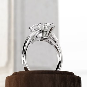 Anillo de Oro de 14k/18k con 3 Diamantes Cultivados en Laboratorio, Diseño Elegante, Forma de Pera, Baguettes Cónicos, Anillo Triada, Anillo de Lujo para Mujer - Product Image 6