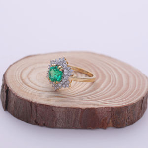 Anillo con Halo de Esmeralda Verde Redonda de 1.49 Quilates y Diamantes Redondos de 0.49 Quilates en Oro Amarillo, Blanco y Rosa de 9K |   Joyería Fina para Compromiso - Product Image 2