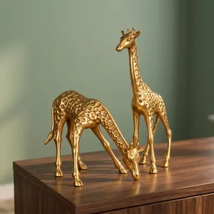 Paire de figurines de girafes de luxe en laiton, sculptées à la main, en position de bétaillement et debout, sculpture animale en métal, décoration d'intérieur sur le thème de la faune, accent de table - Product Image 2