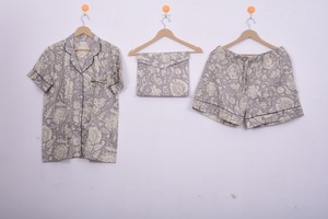 Ensemble de vêtements de nuit en coton floral monochrome élégant - Combinaison de détente à manches courtes avec sac cadeau - Product Image 3