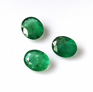 Esmeralda Zambiana Natural de Corte Ovalado de 1.40 Quilates, Calibrada de 5x6 mm, Facetada, Translúcida, Lote de 3 Piezas - Product Image 3