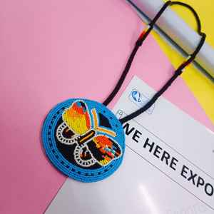 Collier pendentif papillon artisanal perlé avec perles aux couleurs vives jaune, orange, rouge, blanc, noir, bleu et cordon long - Product Image 3