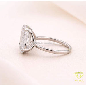 Bague de luxe en argent 925 avec diamant de laboratoire carré allongé, ton argenté avec bande élégante, pour les acheteurs en gros - Product Image 2
