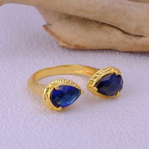 Anillo Ajustable Abierto con Doble Pera de Iolita y Cuarzo, Texturizado, Chapado en Oro, Hecho a Mano, con Dos Piedras - Product Image 4