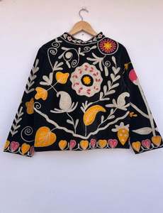 Veste en velours unisexe grise avec broderie Suzani, motif floral vintage bohème chic, boutonnée, idéale pour l'hiver - Product Image 5