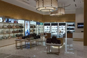 Design d'intérieur élégant pour boutique de montres, aménagement de salle d'exposition de luxe, vitrine haut de gamme, comptoirs modernes, unités de présentation en verre, éclairage LED - Product Image 4