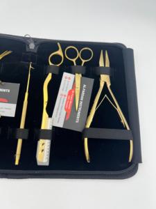 Kit de herramientas para extensiones de cabello con color plasma dorado, precio al por mayor, incluye pinzas, clips metálicos y otras herramientas esenciales para el cabello con logo. - Product Image 6