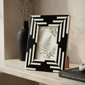 Marco Artesanal Moderno de Resina e Incrustaciones de Hueso, Exhibidor de Fotos Hecho a Mano de Primera Calidad con Elegantes Detalles de Mosaico para una Decoración Interior con Estilo - Product Image 5