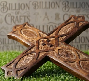 Croix en bois artisanale, décoration religieuse, design traditionnel, motif floral, accent mural suspendu, fabriquée en bois - Product Image 3