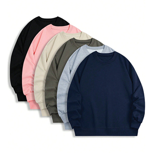 Sweat-shirt à col rond vert forêt pour homme — Un sweat-shirt vert intemporel associé à des accessoires audacieux pour un look parfait. - Product Image 6