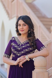 Magnifique tenue de mariage indienne et pakistanaise, richement brodée de sequins et de fils multiples, Salwar Kameez Anarkali effet fleuri. - Product Image 5