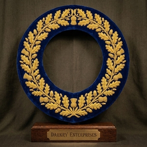 Service de Fabrication Personnalisé : Broderie Artisanale en Fil d'Or sur Velours Bleu Royal, Col en V, Motif Feuille - Product Image 4