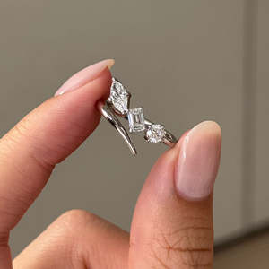 Bague de fiançailles tendance pour femme en argent sterling 925 avec trois pierres, style ouvert, émeraude marquise et moissanite taille brillant - Product Image 2