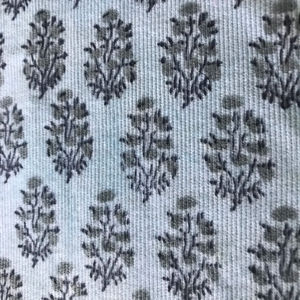 Tela de algodón india estampada a mano con motivos botánicos grises sobre base natural |   Textiles Artesanales Indios - Product Image 1