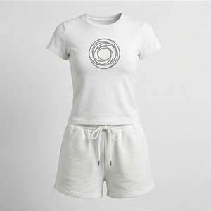 Ensemble décontracté 2 pièces pour femme, t-shirt blanc à manches courtes avec imprimé géométrique et short au-dessus du genou, en coton tricoté respirant - Product Image 1