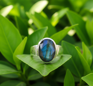 Anillo Clásico de Plata de Ley 925 con Engaste de Labradorita Ovalada para Mujer, Ideal para Fiestas - Product Image 3