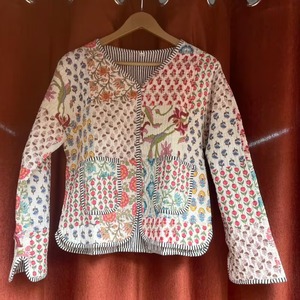 Chaqueta de Mujer Hecha a Mano en India, de Algodón Tejido, Acolchada, Reversible, con Estampado Animal, Manga Tres Cuartos, Cierre de Pullover, Estilo Blazer - Product Image 1