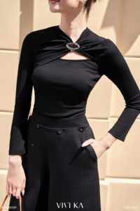 เสื้อถักไหมพรมสีดำสำหรับผู้หญิง แขนยาว คอวี แต่งกระดุม ดีไซน์เข้ารูป ยืดหยุ่นได้ เสื้อครอปสไตล์ลำลองสำหรับฤดูใบไม้ร่วง รุ่น SIENNA - Product Image 3