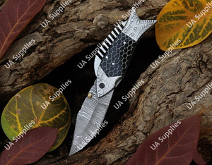 Cuchillo de bolsillo plegable de acero de Damasco forjado a mano con grabado de panal y mango de acero, agarre ergonómico, punta de caída OEM, con funda - Product Image 4