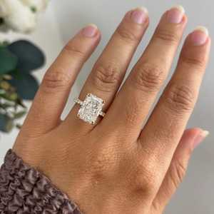 Anillo de Compromiso con Diamante Radiante Cultivado en Laboratorio de 5 Quilates con Halo Oculto, Certificado IGI, Corte Radiante E VVS2 - Product Image 1