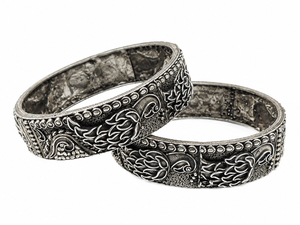 Brazaletes de Plata Antiguos de Moda |   Conjunto de brazaletes anchos de plata oxidada con grabado floral - Product Image 1