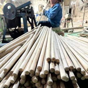 Manche de balai en bois d'eucalyptus naturel 120 cm x 22 mm, finition lisse, avec filetage en bois italien et capuchon de suspension en plastique - Product Image 3