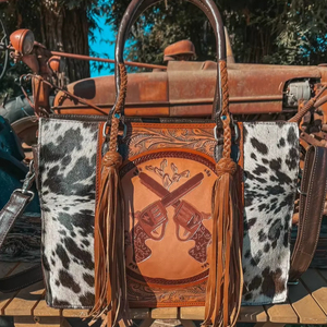 Sac fourre-tout en cuir de vachette occidental avec motif gravé et franges pour femme - Product Image 1