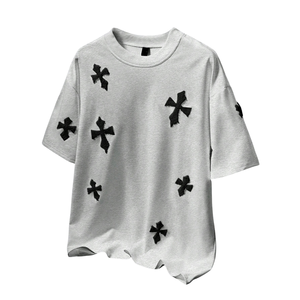 Camiseta de Manga Corta con Cuello Redondo y Estampado en Relieve, Detalle Gráfico de Cruz Negra Texturizada, Estilo Casual Urbano, Secado Rápido y Transpirable - Product Image 1