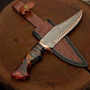 Cuchillo de caza de acero de Damasco con hoja de capas de cobre onduladas, mango de resina negra ámbar, guardacuchillo de cobre y funda de cuero con diseño de mimbre OEM - Product Image 1