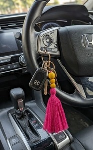 Porte-clés en rayonne rose avec pompon et perles en bois, accessoire décoratif pour clés de voiture - Product Image 5