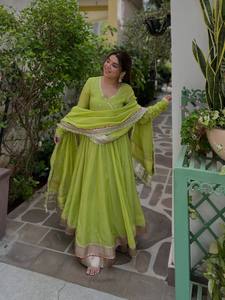 Ensemble Lehenga Anarkali Royal Mirror Grace, ensemble de costume en soie organza de luxe, Lehenga Anarkali classique avec miroirs et Gota Patti - Product Image 2