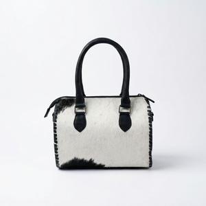 กระเป๋าหนังแท้ 100% รุ่นมินิสปีดดี้ ดัฟเฟิล พร้อมสายสะพายไหล่แบบไขว้ ตกแต่งขอบด้วยขนสัตว์สีดำและสีขาว - Product Image 3