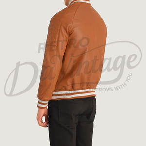 Chaqueta Bomber de Cuero Genuino Marrón para Hombre con Mangas Acolchadas en Forma de Panal y Puños Acanalados a Rayas, Corte Ajustado - Product Image 2