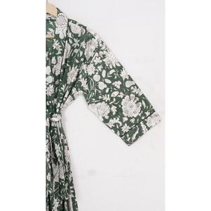 ชุดนอนผู้หญิงลายดอกไม้ฤดูหนาว คอวี ปิดด้วยเชือกผูก แขนสามส่วน ระบายอากาศได้ดี ผ้าฝ้าย 100% ชุดเซ็ต - Product Image 4