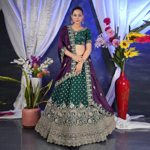 Lehenga Choli à texture mousse |   Motifs élaborés en fil d'or |   Bordure festonnée décorative |   Ensemble élégant de dupatta bicolore - Product Image 6