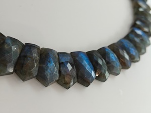 Collar de Labradorita de Alta Calidad con Cuentas Facetadas en Forma de Flecha Larga y Destellos de Color Azul Iridiscente - Product Image 5