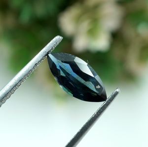 Zafiro azul natural en forma de marquesa, gema facetada de color azul, piedra suelta para la elaboración de joyas. - Product Image 1