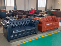 Canapé Chesterfield 3 places en cuir PU vert, capitonné, avec accoudoirs roulés et garniture cloutée, idéal pour hall d'hôtel, restaurant, bar, club, salon.