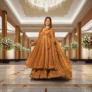 Nouvel Ensemble Anarkali de Luxe de Créateur, Style Moderne et Élégant, Tenue Ethnique Fluide en Soie Fendy Lourde pour Diwali et Fêtes de Mariage - Product Image 1