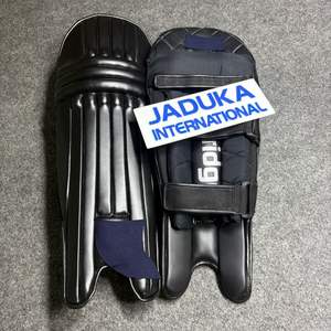 Protège-tibias de cricket noirs personnalisés 2026 de haute qualité et confortables, équipement de protection de qualité avec logo et couleur personnalisables - Product Image 6