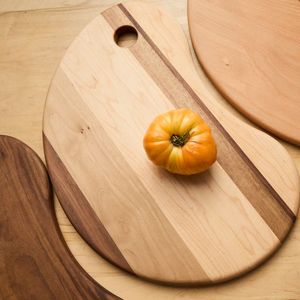 Planche à découper en bois artisanale, forme rectangulaire, avec poignée, finition naturelle, planche à découper antidérapante pour la cuisine - Product Image 3