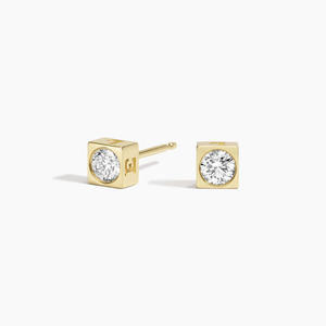 Pendientes de tuerca con diamante solitario engastado en bisel en forma de cubo - Product Image 1